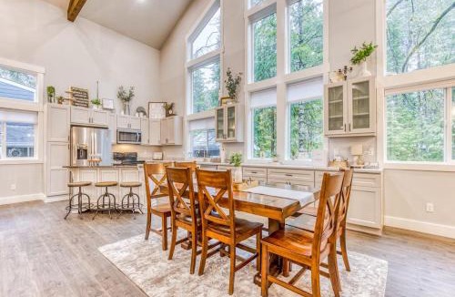 Welches House | Inviting home with fireplace sauna full kitchen & W&D