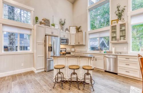 Welches House | Inviting home with fireplace sauna full kitchen & W&D