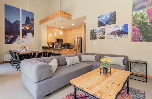 Mammoth Lakes House | Inviting, Ski Townhome with Mountain Views and Hot Tub Access!