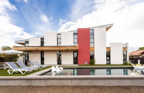 Paradise Valley Village House | Jay-Z's Architect: Sophisticated Modern Pool Spa