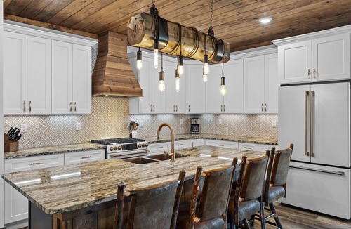 Orderville House | Juniper Mountain Retreat |Hot Tub|Game Room| Views