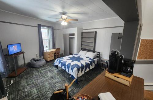 South Range Apartment | K5 2nd Floor Studio Near MTU, Keweenaw, Great Rates