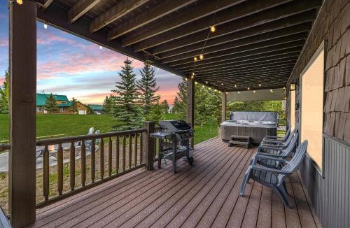 Island Park House | KABINO: New! Hot Tub FirePit Foosball Fireplace WiFi Grill
