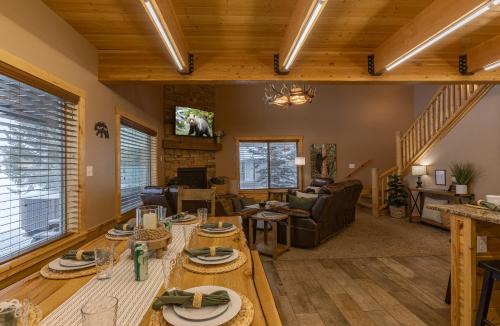 Island Park House | KABINO: New! Hot Tub FirePit Foosball Fireplace WiFi Grill
