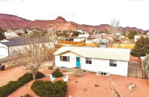 Kanab House | Kanab home with HUGE fenced in backyard-Pets Welcome