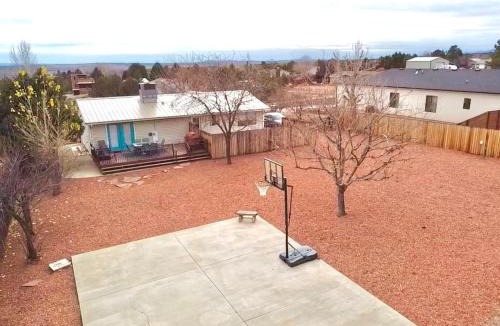 Kanab House | Kanab home with HUGE fenced in backyard-Pets Welcome