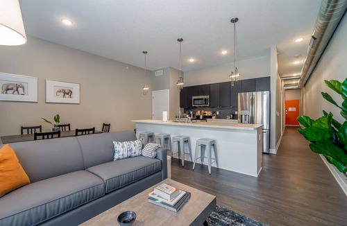 Downtown Des Moines Apartment | Kasa | Family Friendly 2BD + Game Room Access | Des Moines