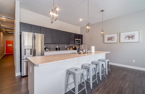 Downtown Des Moines Apartment | Kasa | Family Friendly 2BD + Game Room Access | Des Moines
