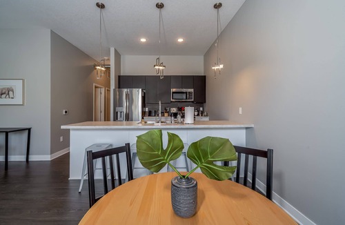 Downtown Des Moines Apartment | Kasa | Welcoming 1BD + Fast WiFi | Des Moines
