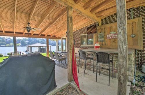 Rockwell House | Kayaks, Dock: Waterfront Escape on Lake Hamilton!