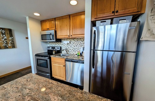 Lakeside Village Condo | Keystone Lake Stay | Hike, Bike & Relax