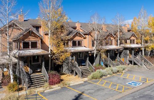 Silvercreek Apartment | Kicking Horse Palomino 7-302