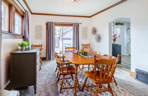 Fort Wayne House | King Bed, Stocked Kitchen, Easy Driveway Parking, 2mi to Downtown & Coliseum
