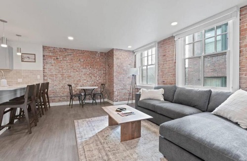 Riverside Apartment | King Beds J and K on Main Luxury Apartment 406