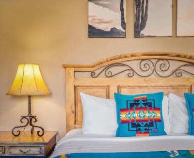Oak Creek Apartment | King Casita shared hot tub - Breakfast included