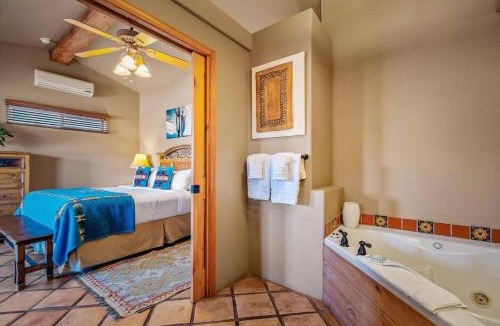 Oak Creek Apartment | King Casita shared hot tub - Breakfast included