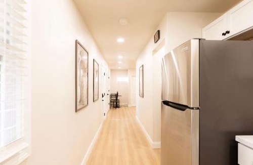 Dunlap House | King Comfort - Bright and Modern 1BR Stay in Dunlap
