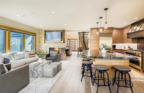 Downtown Park City House | King Road Luxury Lodge, Private Hot Tub, Game Room, Media Room