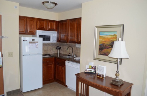 Oconomowoc Apartment | King Studio Suite w/Full Kitchen & Pool