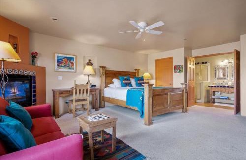 Oak Creek Apartment | King studio with shared hot tub and breakfast included