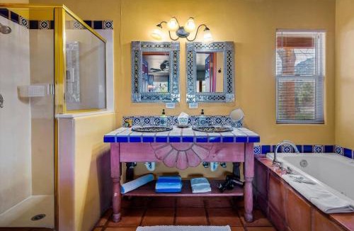 Oak Creek Apartment | King studio with shared hot tub and breakfast included