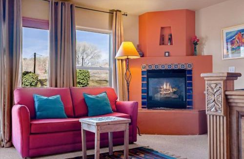 Oak Creek Apartment | King studio with shared hot tub and breakfast included