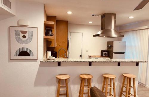Kingman Apartment | Kingman Gold 2BR Retreat at the Heart of Rt 66
