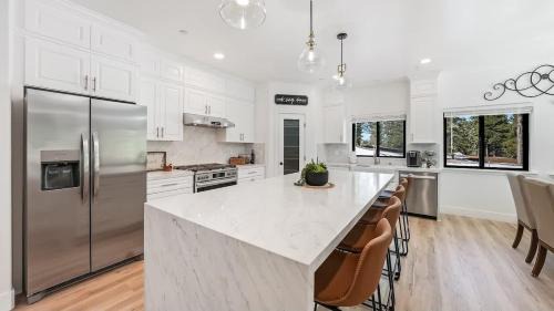 Shaver Lake House | La Cabana Azul in Wildflower Community Luxurious Game Room EV Charger
