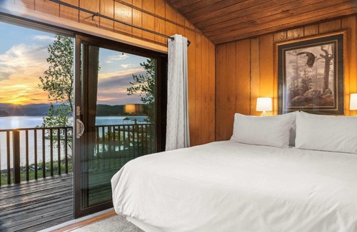 Coeur d'Alene House | Lake Cabin 4BR - Private Dock & Views