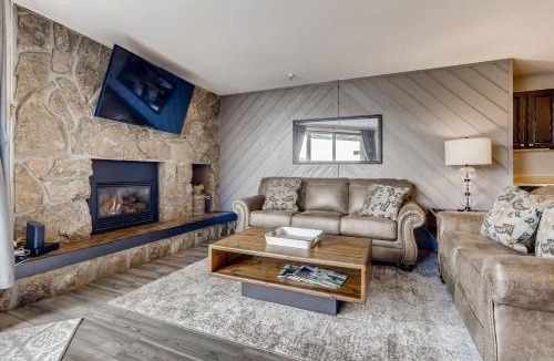 Dillon House | Lake Dillon! Amphitheatre, Walk to Lake, Pool & Hot Tub
