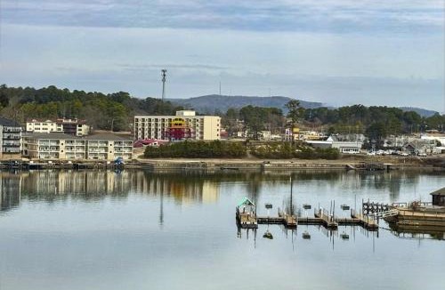 Lake Hamilton Apartment | Lake Hamilton Haven: Top-Floor Condo with Boat Slip, Pool & Pickleball