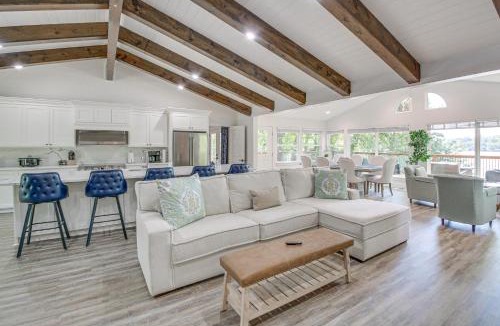 Mid America House | Lake Hamilton Views: Hot Springs Family Home!
