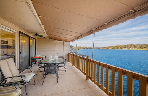Hot Springs Apartment | Lake Hamilton Waterfront Condo with Pool & Tennis