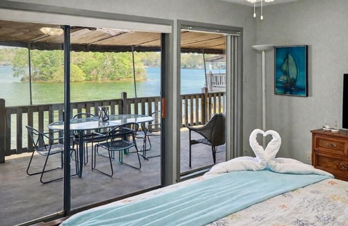 Hot Springs Apartment | Lake Hamilton Waterfront Condo with Pool & Tennis