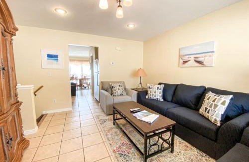 Harbor Village House | Lake View Condo 890 2