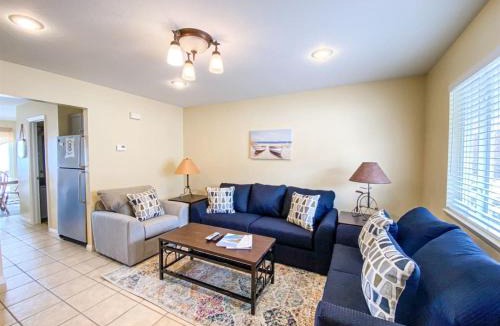 Harbor Village House | Lake View Condo 890 2