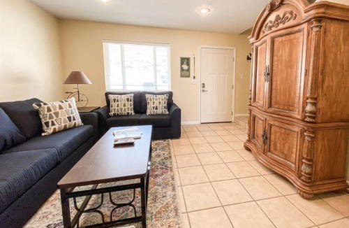 Harbor Village House | Lake View Condo 890 2