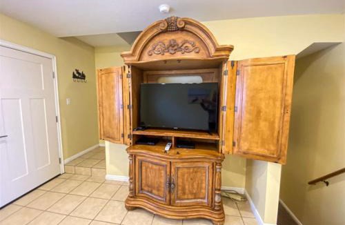 Harbor Village House | Lake View Condo 890 2