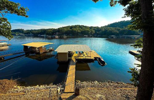 Camdenton House | Lakefront-4BD/2BA/Dock/Grill/Decks/-12PP