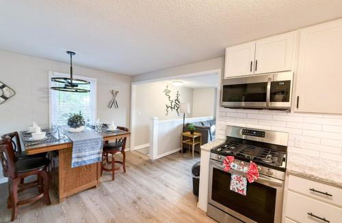 Camdenton House | Lakefront-4BD/2BA/Dock/Grill/Decks/-12PP