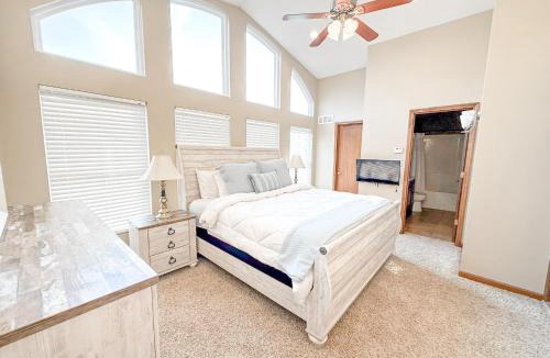 Camdenton House | Lakefront 5BD/3BA/Dock/Firepit/Pet Friendly-17PP