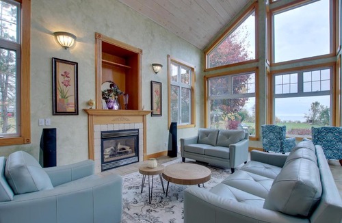 Algoma House | Lakefront Algoma Home w/Deck, Grill & Fireplace