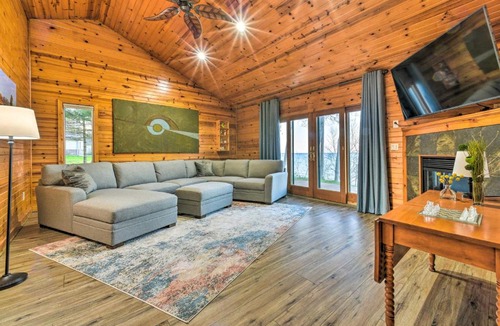 Applegate House | Lakefront Applegate Retreat w/Private Beach!