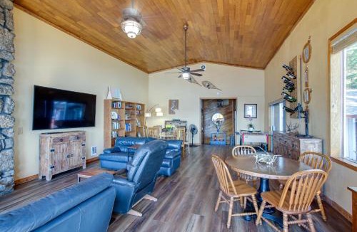 Rockford Bay House | Lakefront Bliss: Coeur d'Alene Cabin w/Dock!