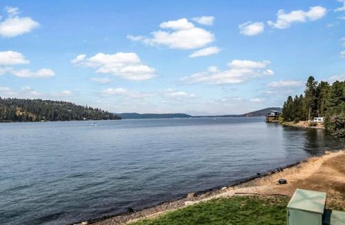 Coeur d'Alene House | Lakefront Condo with Balcony & Mountain Views