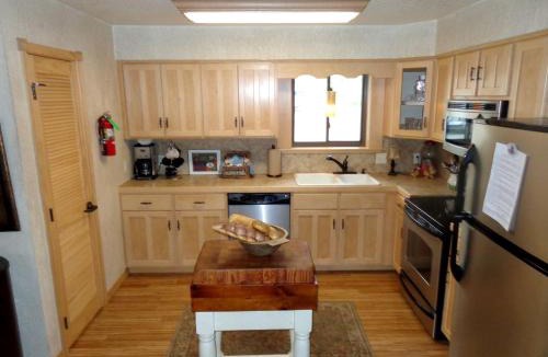 Mount Ida House | Lakefront Cottage with Spa Perfect for Water Activities in Mount Ida, Arkansas