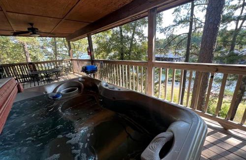 Mount Ida House | Lakefront Cottage with Spa Perfect for Water Activities in Mount Ida, Arkansas