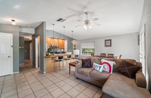 Clearlake Park House | Lakefront Home - Private Boat Ramp, Clear Lake
