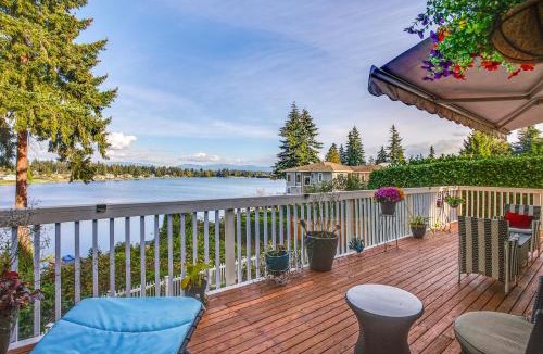 Covington House | Lakefront Home w/Fire Pit, Dock in Kent!