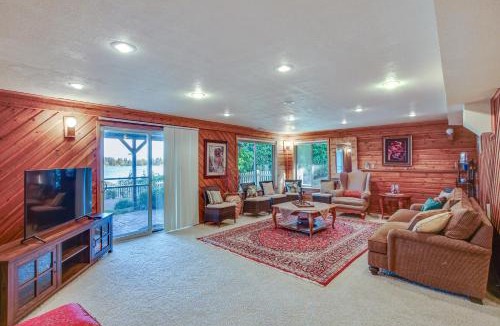Covington House | Lakefront Home w/Fire Pit, Dock in Kent!